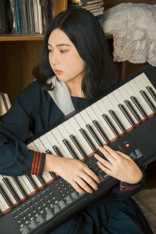 宝妈半夜吸奶被丈夫羞辱